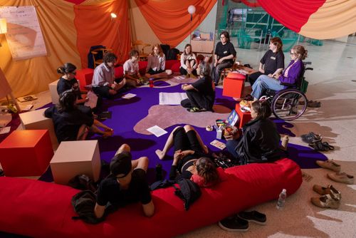 Dekoloniální feminismus: Vraťme kreativní sílu snům o neposlušnosti! Společné čtení a ruční práce s dekoloniálním kroužkem kolektivu SdruŽeny