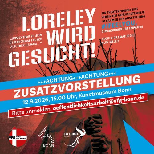 Plakat mit rotem Hintergrund und einem Szenenfoto aus dem Theaterstück, auf  der eine Person zu sehen ist, mit einen Mantel oder Decke verhüllt, die einen Ast eines Baumes mit ihren beiden Händen senkrecht vor sich hält. Text auf dem Bild: Loreley wird gesucht. Zusatzvorstellung 12.9.26, 15:00 Uhr, Kunstmuseum Bonn. Bitte anmelden: oeffentlichkeitsarbeit@vfg-bonn.de. "Unsichtbar zu sein ist manchmal lauter als jeder Gesang". Ein Theaterprojekt des Verein für Gefährdetenhilfe im Rahmen der Ausstellung #IFEELYOU. Dimensionen der Empathie. Regie & Dramaturgie: Alex Mello