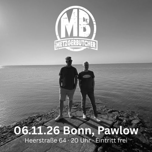 Zwei Männer stehen mit dem Rücken zu einem ruhigen Gewässer, am Horizont ist klein ein Leuchtturm zu erkennen. Über ihnen steht das Logo der Band MetzgerButcher.