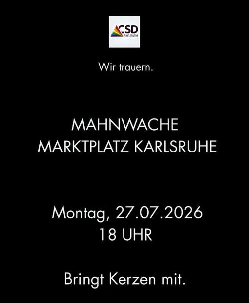 Ein schwarzes Plakat mit dem CSD-Logo. Mit weißen Buchstaben: "Wir trauen. MAHNWACHE MARKTPLATZ KARLSRUHE. Montag, 27.07.2026, 18 Uhr. Bringt Kerzen mit"